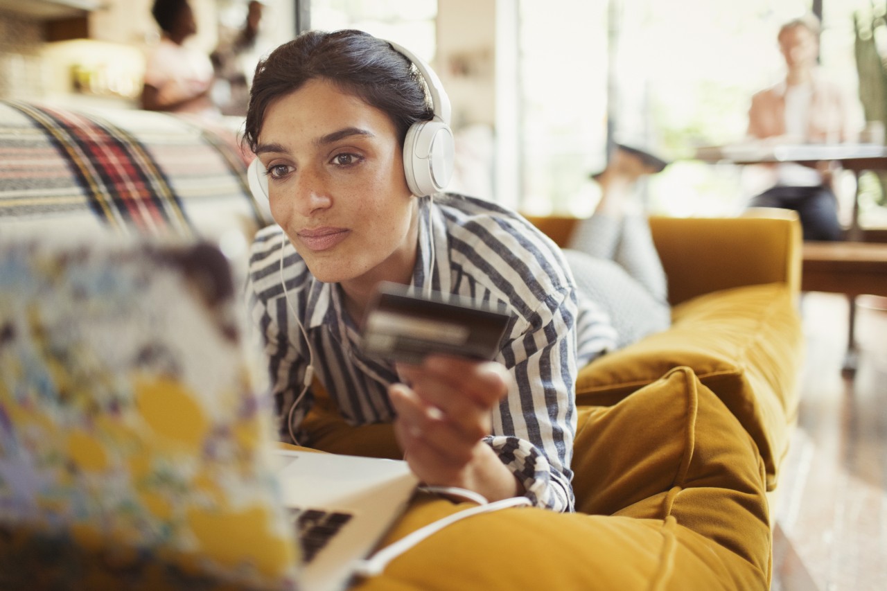 Eine Frau macht Online-Shopping zuhause