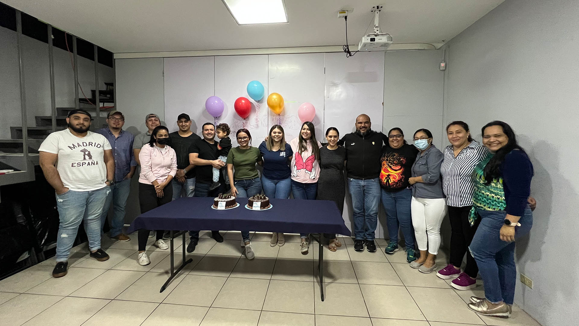 Imer Vigil, sexto desde la izquierda sosteniendo al niño, con su equipo de la agencia de viajes Happy Tours en El Salvador.