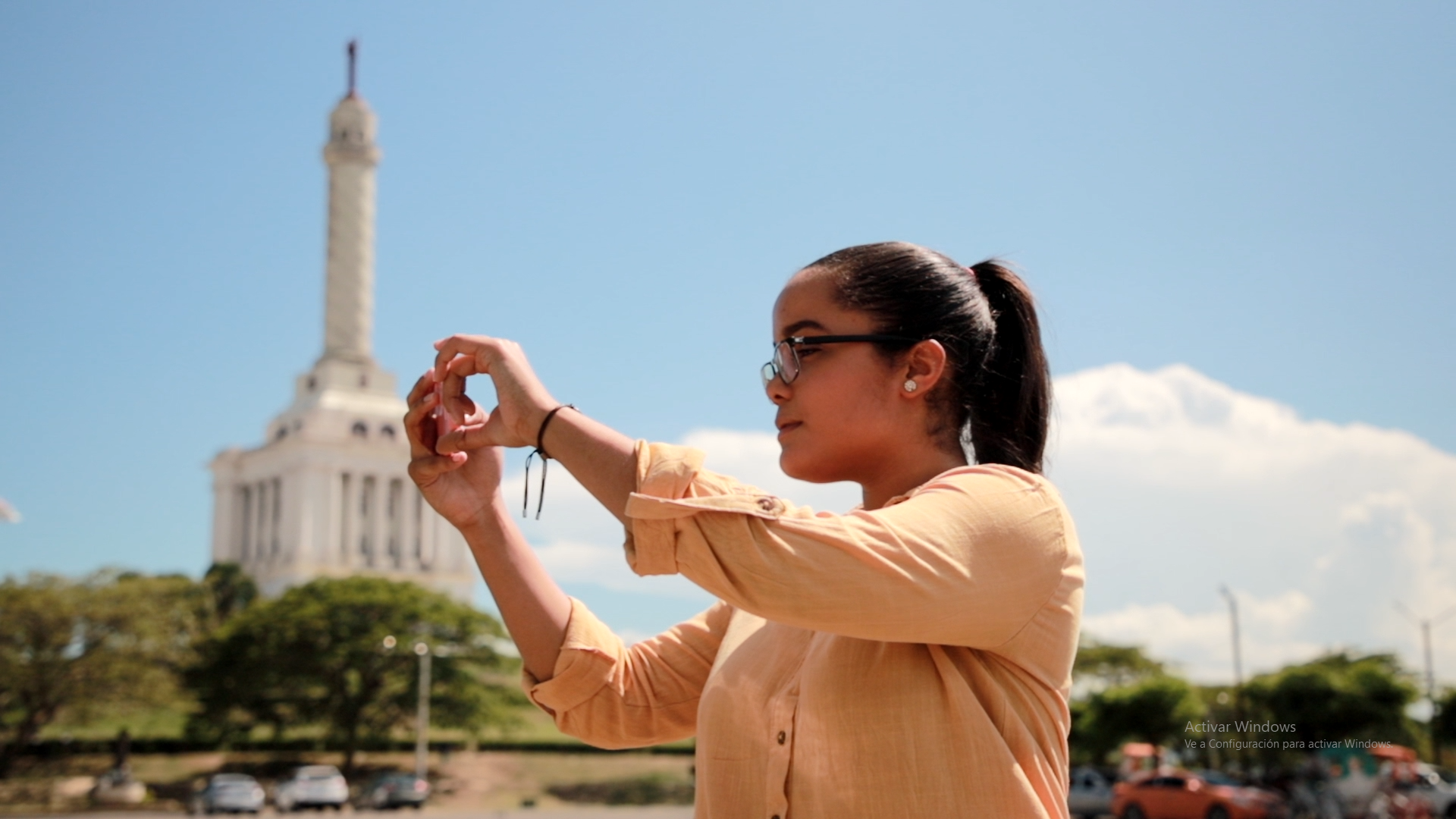 A volunteer with the DATUM initiative uses her phone and a mapping app to chart the less formal transit routes of Santiago de los Caballeros. (Conuco/BID)