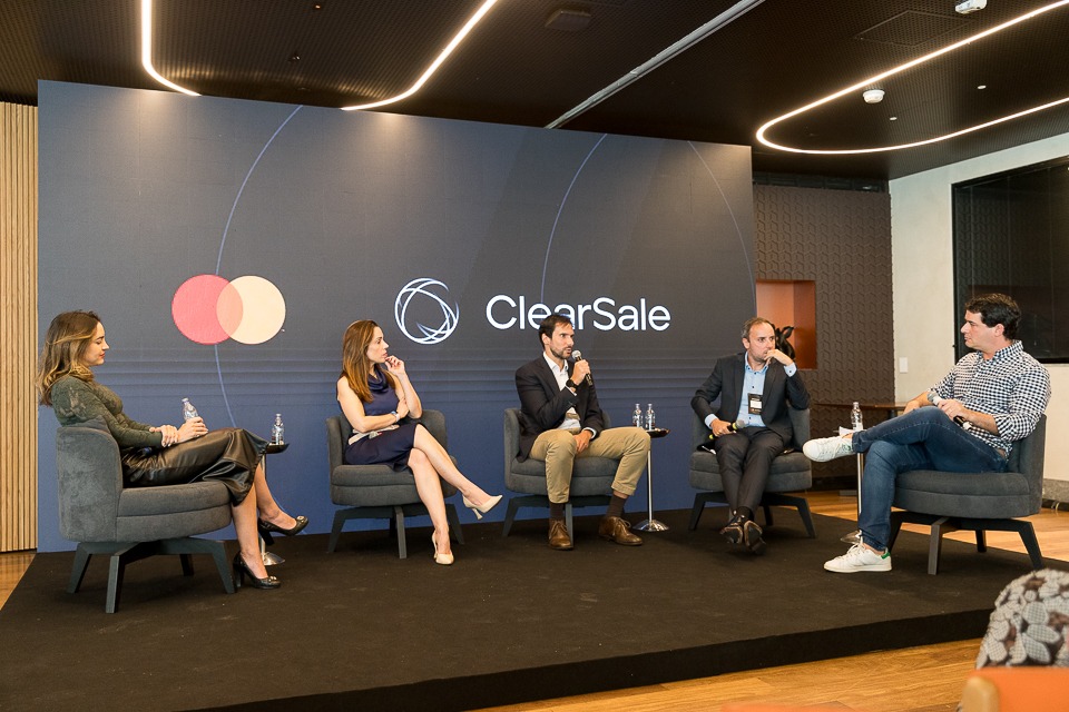 Evento de lançamento da parceria com a ClearSale: Leonarno Linares, VP de Produtos e Serviços, Eduardo Monaco, CEO da ClearSale, Nathália Palazzo, Gerente Executiva do iFood, Elizangela Sousa, Superintendente Executiva do Bradesco, e Gustavo Brigatto, fundador e editor-chefe do Startpus.