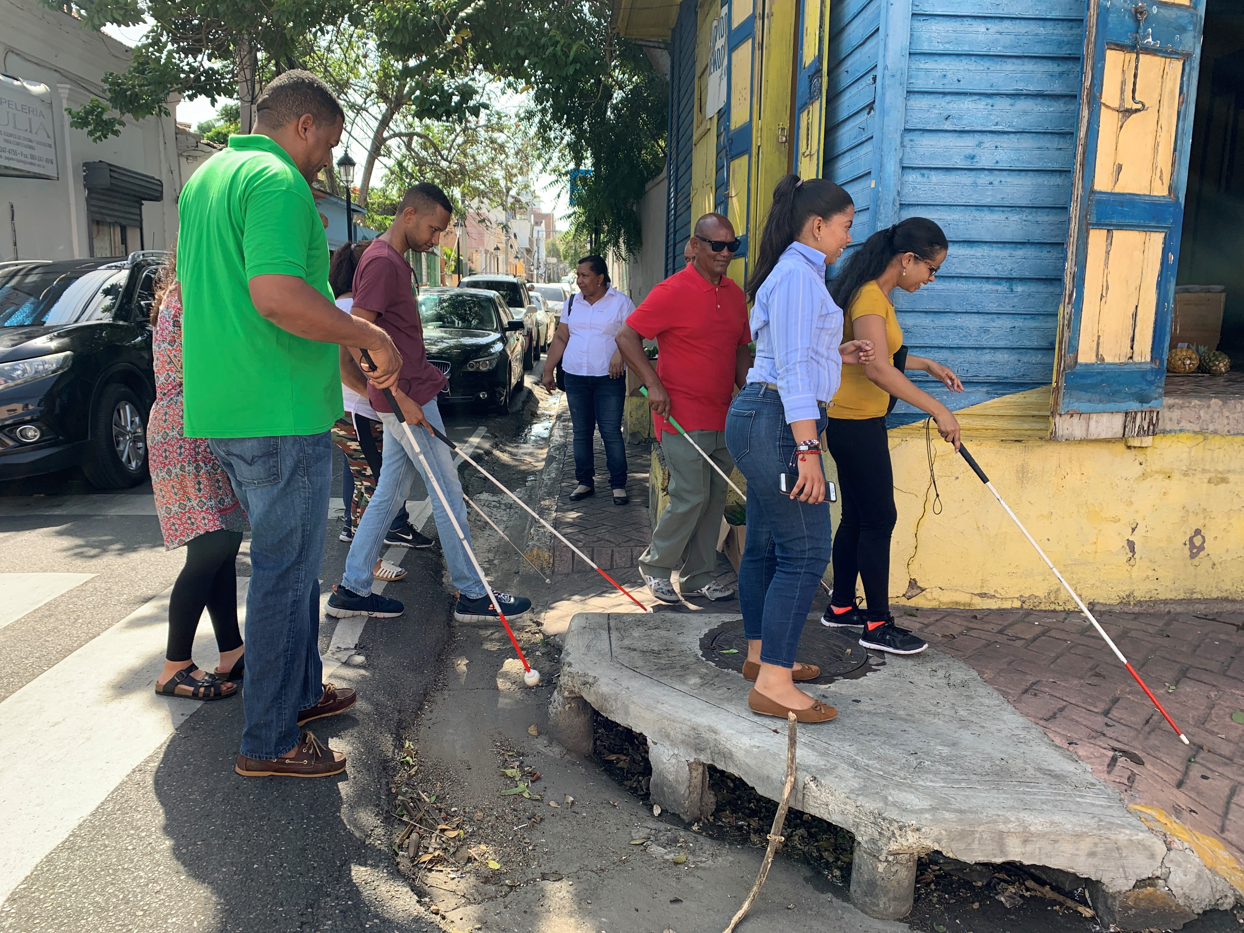 Volunteers with visual disabilities evaluate a neighborhood where a school for the blind is located to identify transportation accessibility challenges. (Natalia Coachman/IDB)